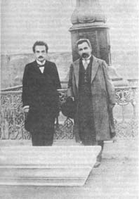 Академик Н.Д. Марр и его ученик, будущий академик И.А. Орбели, у могилы Аламдаряна в монастыре Сурб Хач