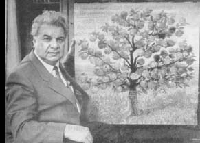 Автор книги М.Г. Багдыков на фоне своего генеалогического дерева