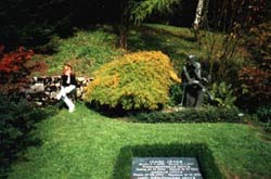 Надя на могиле Джеймса Джойса, Шотландия