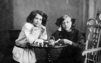 Младшие дочери Ф.Ф.Зелинского Ариадна (слева) и Тамара